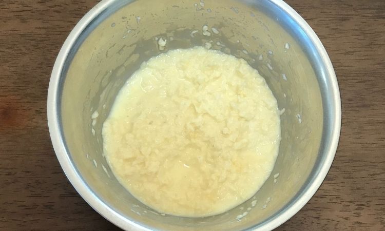 生パン粉に牛乳と溶き卵をまぜた状態